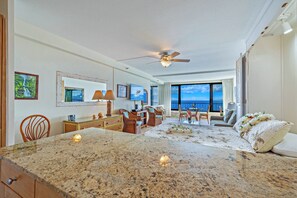 Een kluis op de kamer, een strijkplank/strijkijzer, wifi, beddengoed