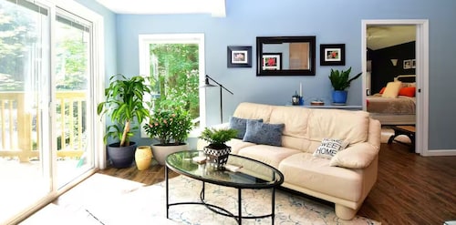 Waterfall Cottage - Romantic Luxury Escape - nearby hiking, wineries and skiing