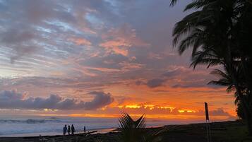 Beach nearby, sun loungers, beach towels