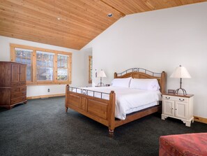 4 bedrooms, iron/ironing board, free WiFi, bed sheets