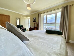 4 slaapkamers, een strijkplank/strijkijzer, wifi, beddengoed