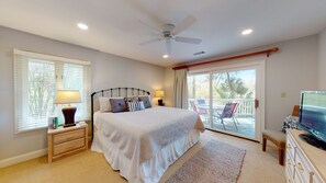 4 bedrooms, iron/ironing board, internet, bed sheets