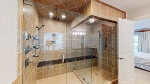 Combined shower/tub, hair dryer, towels
