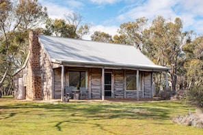 Redgum Log Cottage