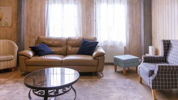 TV, Netflix, mesa de pingue-pongue, livros