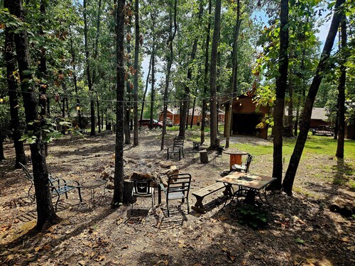 Cozy Cabin & Bunk House less than 4 minutes from Table Rock Lake.           
