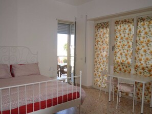 1 bedroom, iron/ironing board, WiFi, bed sheets - THE COLORS OF SALVATOR ROSA - Red Room (Napoli)