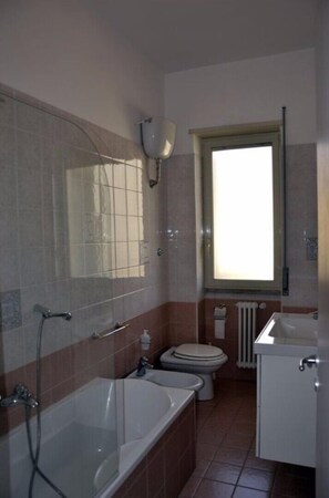 Combined shower/tub, hair dryer, bidet, towels - THE COLORS OF SALVATOR ROSA - Red Room (Napoli)