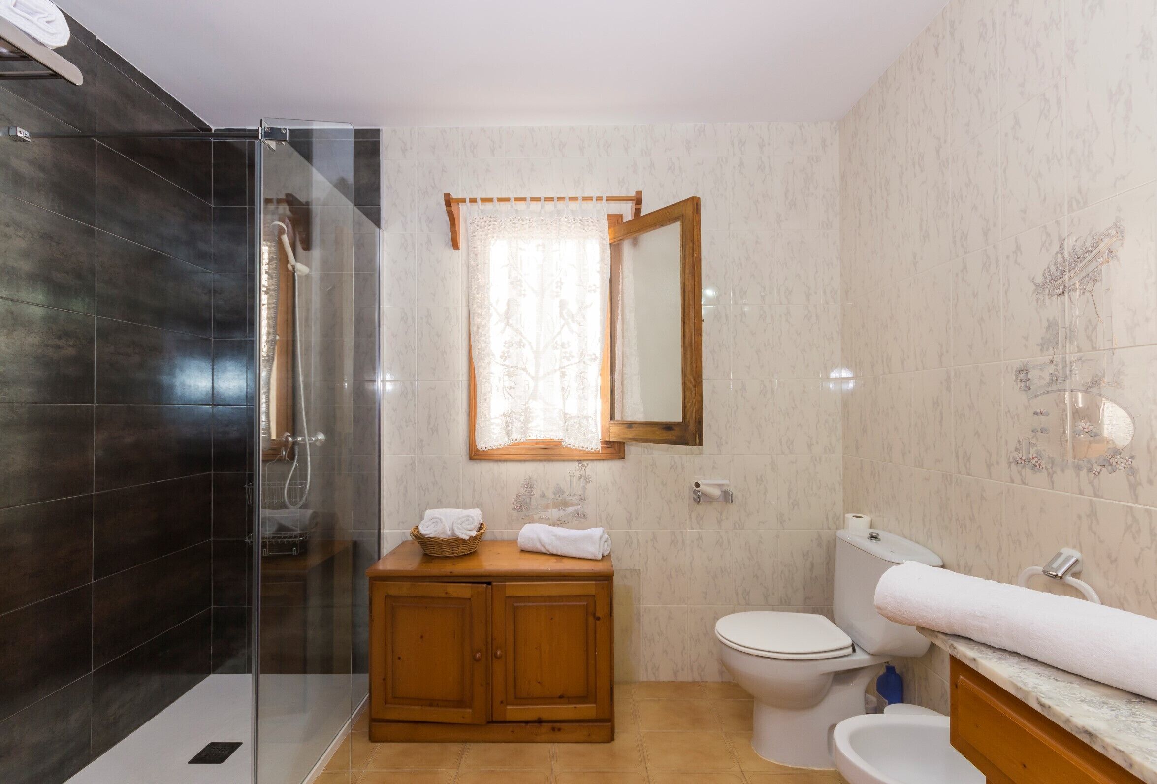 Douche, sèche-cheveux, serviettes fournies, papier toilette