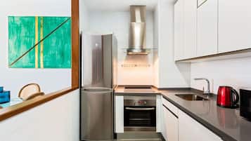 Een koelkast, een microgolfoven, een vaatwasser