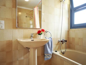 Bathtub - Apartment with view to the Mediterranean Sea. HUTG-006549 (l'Escala)