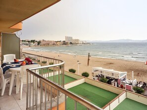 Outdoor dining - Apartment with view to the Mediterranean Sea. HUTG-006549 (l'Escala)