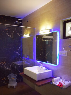 Executive Cottage Room  | 浴室 | 淋浴設備、免費梳洗用品、風筒、提供毛巾