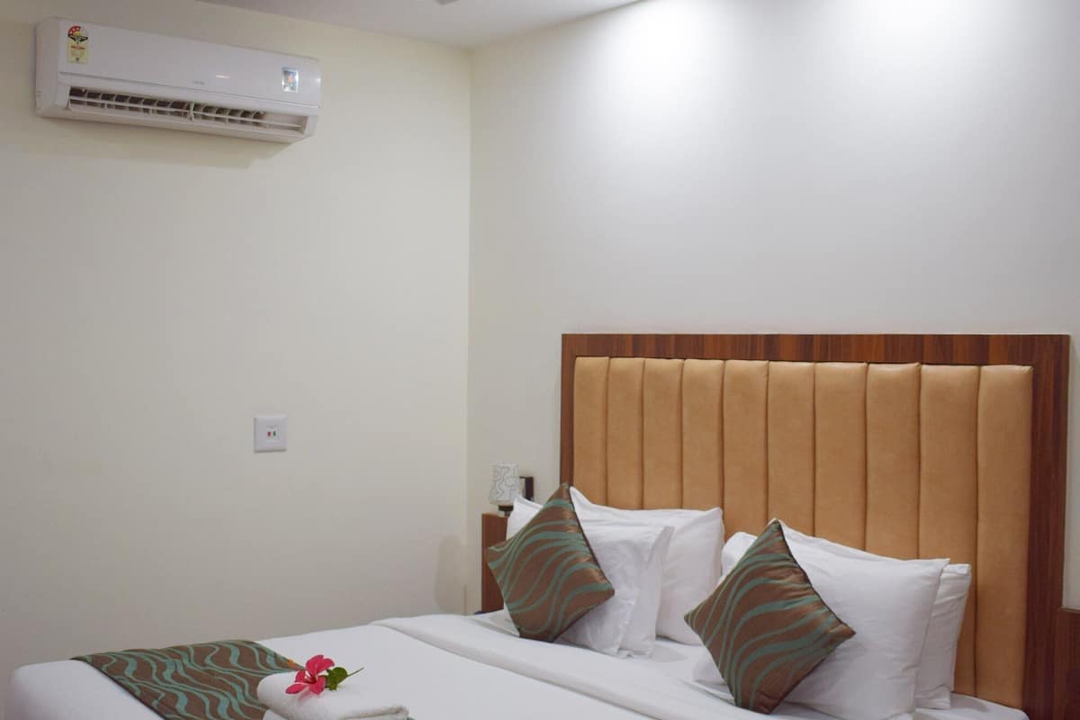 Executive Queen Room | 1 phòng ngủ, bàn, bàn ủi/dụng cụ ủi quần áo