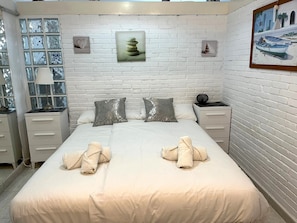 Iron/ironing board, free WiFi, bed sheets