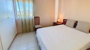 2 Schlafzimmer, Bügeleisen/Bügelbrett
