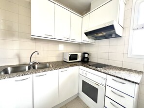 Fridge, microwave, oven, coffee/tea maker