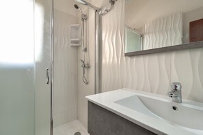 Dusche, Haartrockner, Bidet, Handtücher