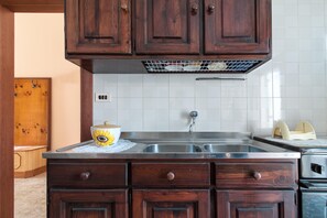 Fridge, oven, stovetop, cookware/dishes/utensils