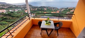Outdoor dining - Villa E Apartment (Ponta do Sol)