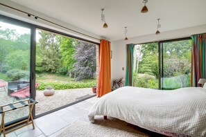 5 bedrooms, desk, iron/ironing board, travel cot