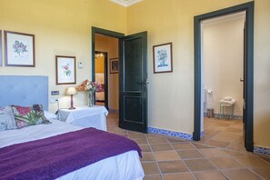 5 bedrooms, iron/ironing board, free WiFi, bed sheets