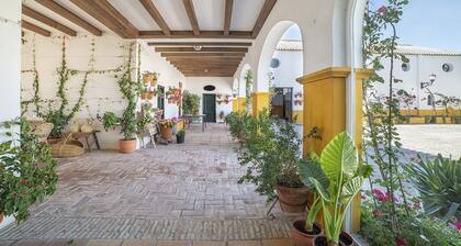 Alterhome Andalusian Cortijo pour 13 personnes avec piscine, wifi, sierra et lac