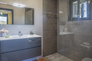 Bathtub, hair dryer, towels