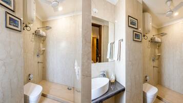 Kamar Double Deluks | Kamar mandi | Shower dan perlengkapan mandi gratis