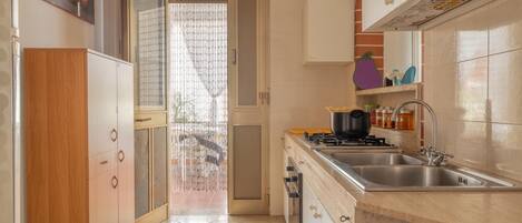 Fridge, oven, stovetop, cookware/dishes/utensils