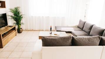 Een televisie, een dvd-speler en een stereo