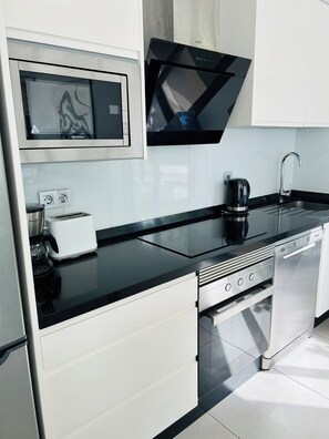 Frigorifero, microonde, forno, piano cottura