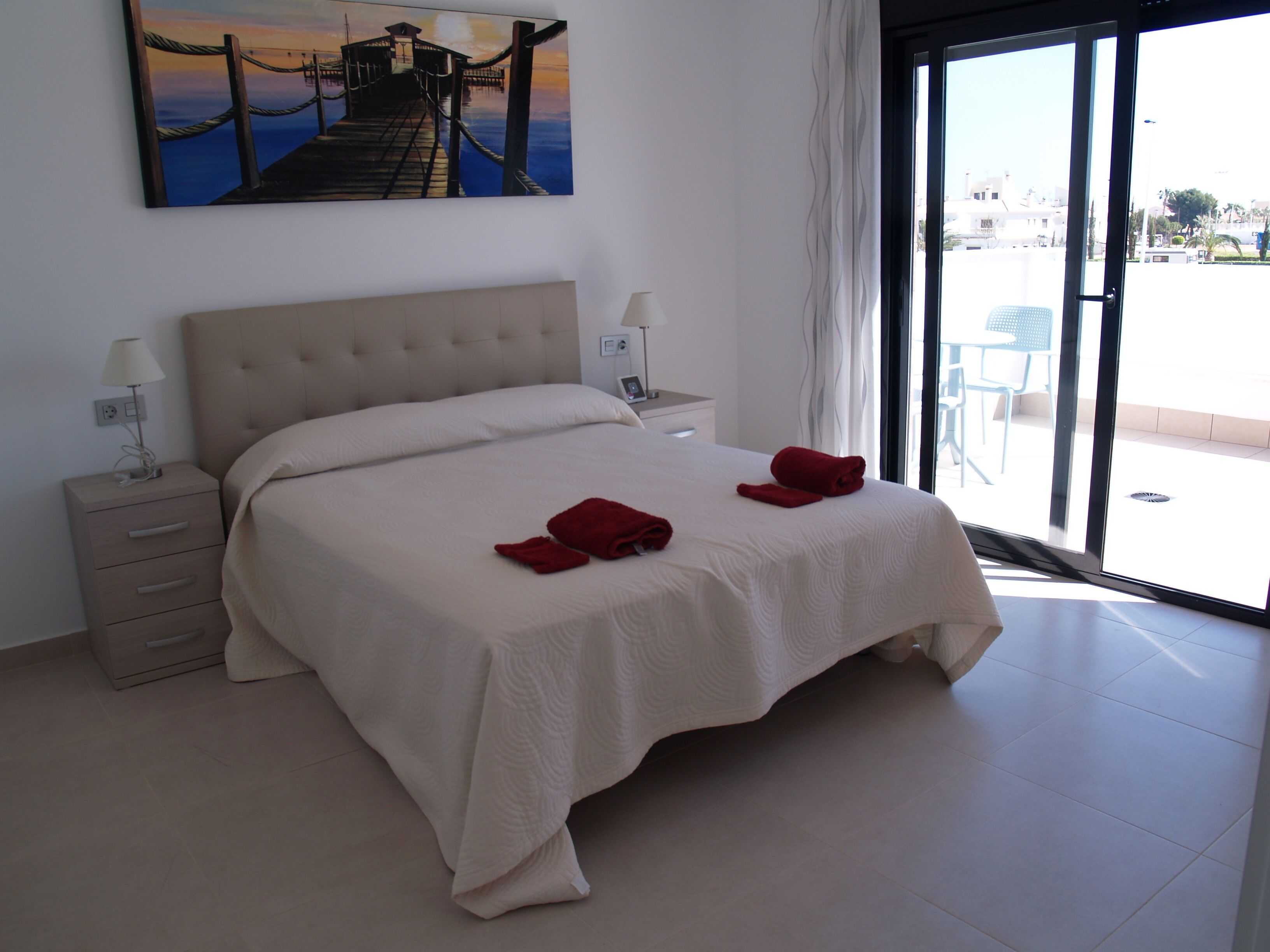 3 slaapkamers, een strijkplank/strijkijzer, reisbedje, gratis wifi