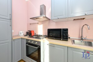 Kühlschrank, Mikrowelle, Ofen, Geschirrspüler