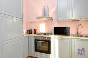 Een koelkast, een magnetron, een oven, een vaatwasser