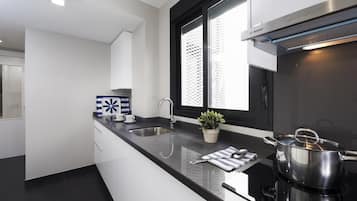 Frigorífico, microondas, horno y lavavajillas