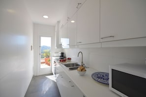 Geladeira, micro-ondas, fogão, lava-louças