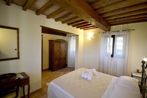 4 bedrooms, travel crib, free WiFi