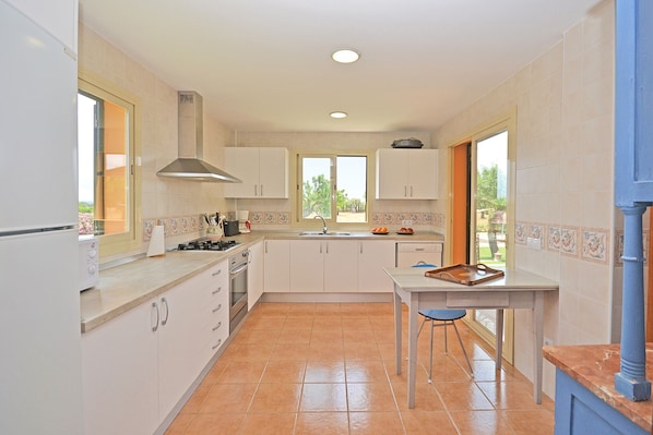 冷蔵庫、電子レンジ、オーブン、食器洗い機