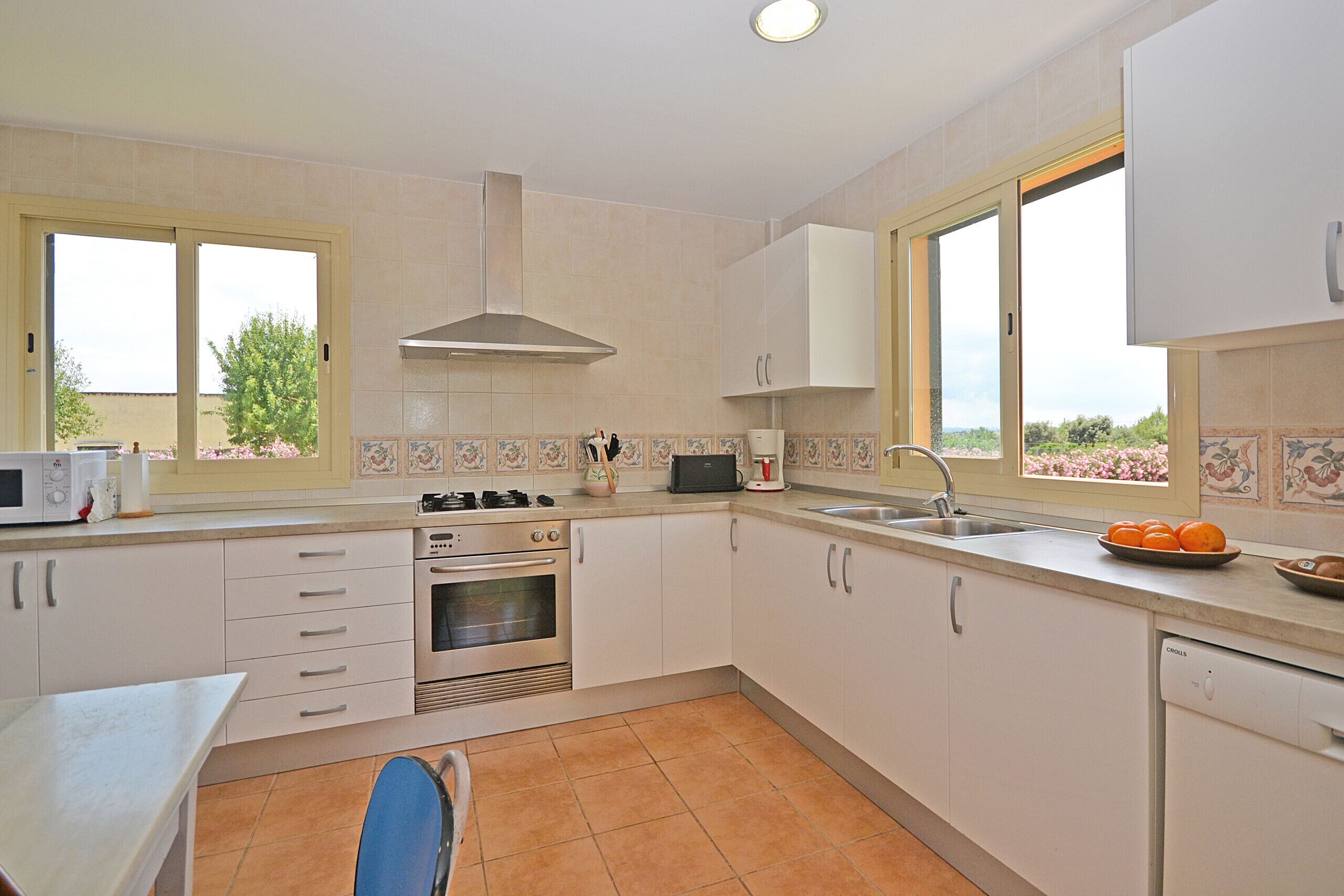 Frigorífico, microondas, horno y lavavajillas