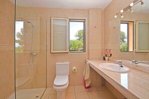 أحواض استحمام، مجففات شعر، مناشف