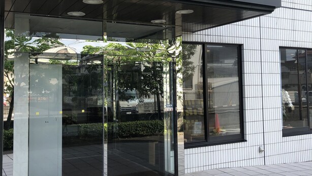 A hotel entrance with a glass door, a brown mat, and a sign reading "Smile Hotel". - Smile Hotel Oita Hita (Hita)