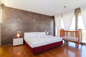 4 slaapkamers, een strijkplank/strijkijzer, gratis wifi, beddengoed