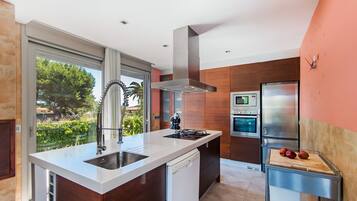 雪櫃、微波爐、焗爐、爐具