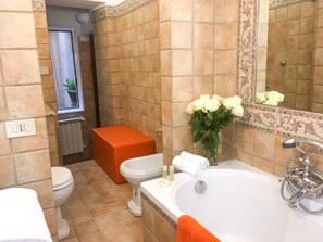 Baignoire, séchoir à cheveux, bidet, serviettes fournies