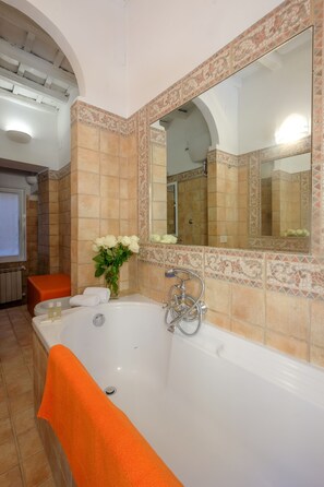 Badewanne, Haartrockner, Bidet, Handtücher