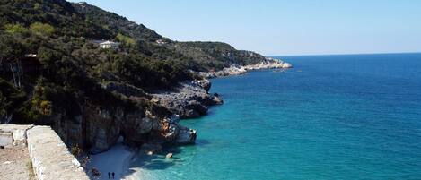 Una spiaggia nelle vicinanze