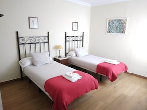 4 bedrooms, iron/ironing board, WiFi, bed sheets