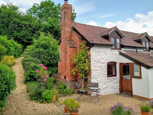Beautiful and Quiet Rural hideaway for two near Ludlow with stunning views