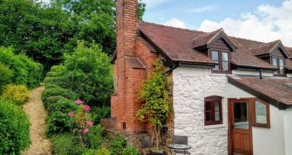 Beautiful and Quiet Rural hideaway for two near Ludlow with stunning views